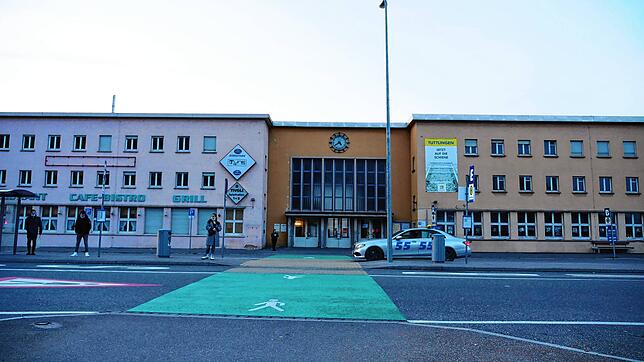 So sieht der Bahnhof Tuttlingen heute aus, viel Asphalt und wenig Unterstellmöglichkeiten. Das soll sich durch die Sanierung ändern.