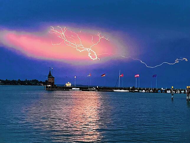 Eine Leserin schickte uns in dieser Woche dieses Bild von einem Blitz über dem Konstanzer Hafen während eines Gewitters am 28. Juli.