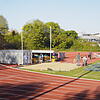 Helfer bereiten die Weitsprunganlage im Stadion des TV Engen für die Bahneröffnung der Leichtathleten vor, die am Samstag, 30. April, ...