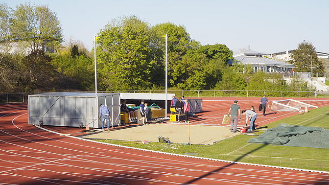 Helfer bereiten die Weitsprunganlage im Stadion des TV Engen für die Bahneröffnung der Leichtathleten vor, die am Samstag, 30. April, ...