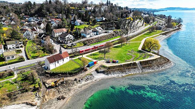 Der Uferpark von Überlingen auf dem Gelände der Landesgartenschau 2021. Links unten sieht man die Arbeiten zur Neugestaltung des Ufers ...