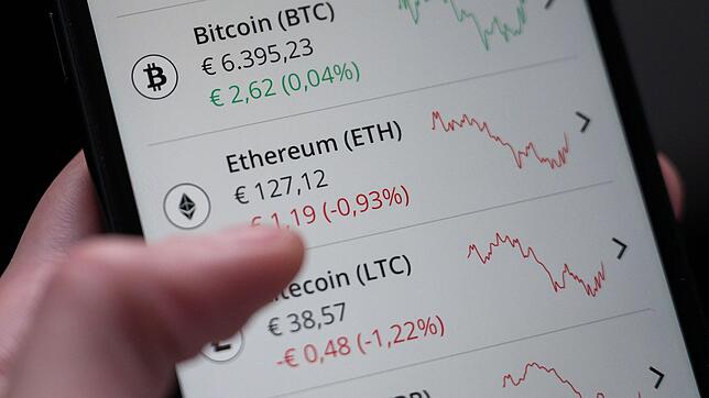 Am besten sollte man bekannte Handelsplattformen für Kryptowährungen nutzen. (Archivbild)