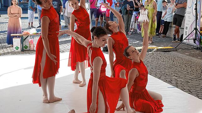 Elegant: Ballettissimo auf der Laufenbrücke.