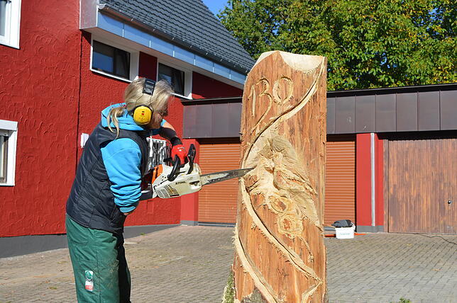 Mehr als drei Stunden war Kettensägerin Hildegard Diemer am Schaffen, ehe das Werk vollendet war.