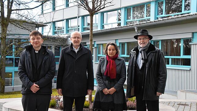 Sie rufen zur Teilnahme an einer Solidaritätsaktion mit der Ukraine auf (von links): Pfarrer Thomas Huber, Pfarrer Rainer Stockburger, ...