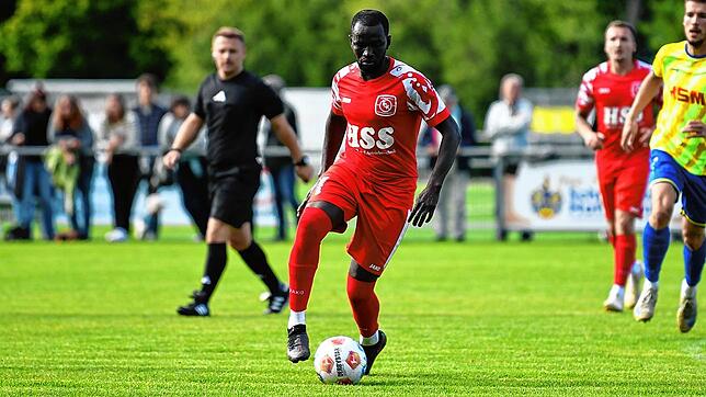 Alieu Sarr vom FC Königsfeld trägt den Spitznamen Kanté. Seine Laufbereitschaft zeichnet ihn aus. Für ihn ist der Spaß am Fußball am ...