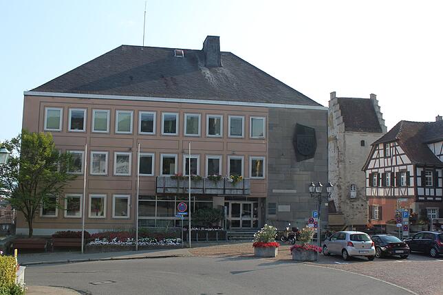 Das Markdorfer Rathaus, ein nüchterner Zweckbau aus den 1960er-Jahren, ist dringend sanierungsbedürftig.