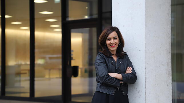 Nese Erikli vor dem Haupteingang des Stuttgarter Landtags.