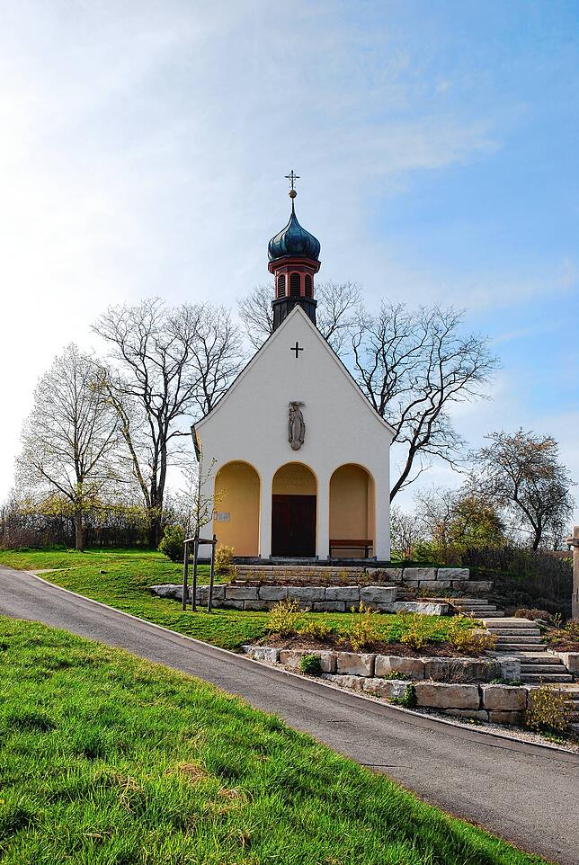 Die Bergkapelle Erzingen liegt in mitten der Weinberge.