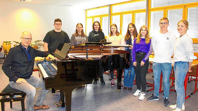Die Kursstufe bereitet mit Markus Fiederer (am Klavier) den Erinnerungsabend vor. Unser Bild zeigt von links die Schüler Nils Hensler, ...