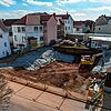 Blick von oben auf die Baustelle in der Sturmbühlstraße. Unter den Planen liegt das herangeführte Erdreich, das zur Sicherung der ...