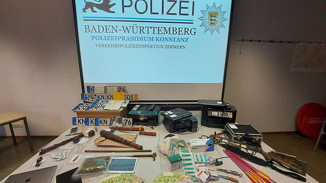 Autokennzeichen, Datenträger, Papiere: All das hat die Verkehrspolizei bei Hausdurchsuchungen im Hegau gefunden. Im Visier waren mehrere ...