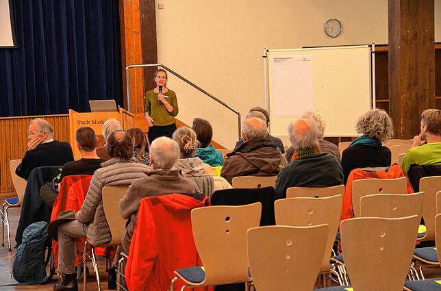 Eva Glöggler, die städtische Klimaschutzbeauftragte, spricht von einem &bdquo;kleinen, aber feinen&ldquo; Teilnehmerkreis beim Workshop. ...