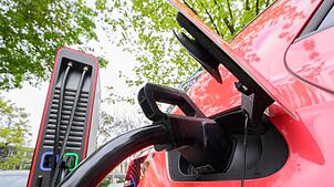 In Deutschland gehen immer mehr Ladestationen für Elektroautos in Betrieb. Die Anzahl und Auslastung variiert allerdings je nach Region.