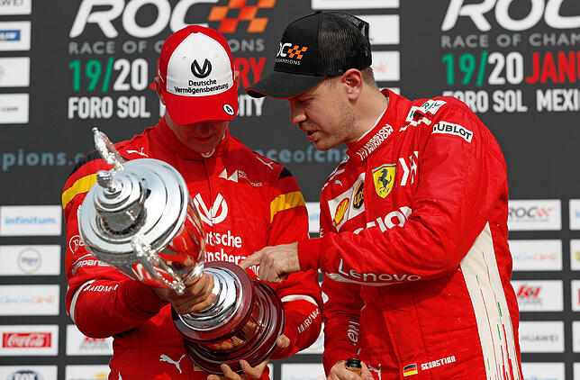 Was da wohl auf dem Pokal steht? Mick Schumacher und Sebastian Vettel holten Platz zwei beim Race of Champions in Mexiko-Stadt.