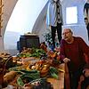 Günter Hany muss rund 100 der rund 420 Holzmasken aus einem Flur, der zum Schlossgewölbe mit Ausstellungsräumen führt, auf unbestimmte ...