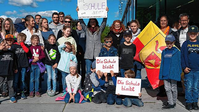 Weilersbach tritt beim Tagungslokal des Gemeinderats an – ganz oben die Parole: Die Schule bleibt.
