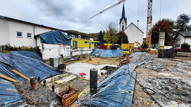 Der neue Kindergarten wird nur teilweise unterkellert sein. Das Gebäude wird auch nach rechts über den Bildrand hinaus ragen. Auf dem ...