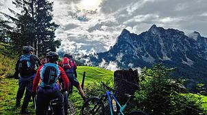 Die Teilnehmer der Alpentour mit Blick auf den kleinen und großen Mythen im Kanton Schwyz am Vierwaldstättersee. Foto: Armin Siebold