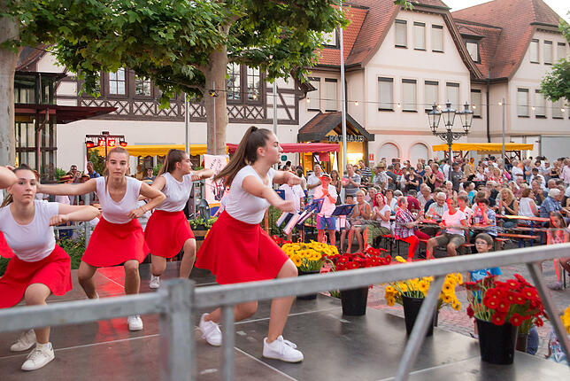 Die Tanzgruppe &bdquo;Factory X&ldquo; zeigte den Festgästen am Freitagabend ihr Können auf der Bühne vor dem Bürgerhaus.