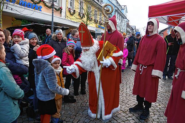 Bild 18: Besuch des Nikolauses in Tiengen sorgt für viele strahlende Kinderaugen