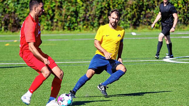 Der TSV Konstanz (rote Trikots) verlor gegen die SG Dettingen-Dingelsdorf.