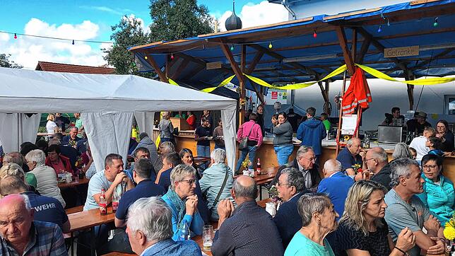 Bei angenehmem Spätsommerwetter herrscht am Dorfjubiläum reges Festtreiben vor dem Feuerwehrhaus in Achdorf. Die Sitzplätze sind den ...
