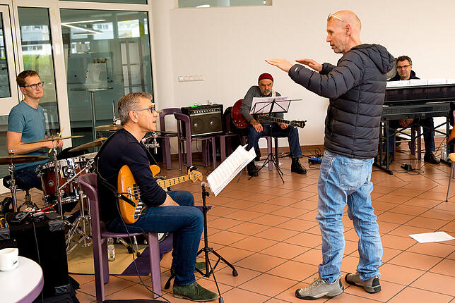Mit „Professor Bass“ Thomas Heidepriem hatte die Rhythmus-Gruppe der DoX Memorial Bigband einen sehr hochkarätigen Partner ...