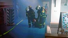 Die Feuerwehr demonstriert die Rettung einer vermissten Person im Kindergarten. Foto: Jürgen Waschkowitz