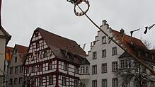 Wegen des anhaltend stürmischen Wetters wurde der Narrenbaum um die Mittagszeit gefällt. Es war eine absolute Präzisionsleistung: Der ...