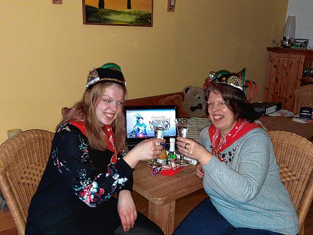 Ulrike Gabele (rechts), Leiterin der Alt-Stockacherinnen, genoss den virtuellen Damenkaffee gemeinsam mit ihrer Tochter Janine.