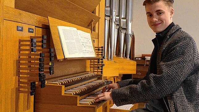 Simon Falk, Orgelschüler von Kirchenmusikdirektor Rainer Marbach, beeindruckte bei seinem ersten Solokonzert.