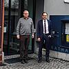 Ortsbaumeister Holger Schulz (links) und Bürgermeister Ozan Topcuogullari vor dem Eingangsbereich des zukünftigen MVZ in Grießen.