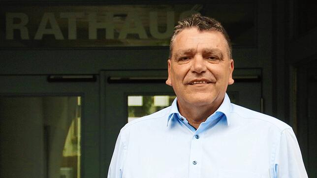 Andreas Schmid vor dem Öhninger Rathaus. Dort will er Chef bleiben &ndash; noch weitere acht Jahre.