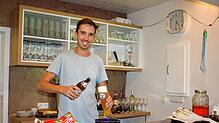 Im Vereinsheim des TuS Oberbaldingen kümmert sich Christopher Schwarz hinter der neuen Theke um die Bewirtung der Gäste. Bei der ...