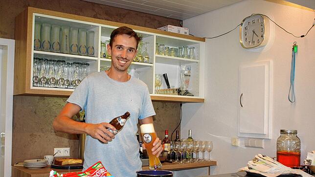 Im Vereinsheim des TuS Oberbaldingen kümmert sich Christopher Schwarz hinter der neuen Theke um die Bewirtung der Gäste. Bei der ...