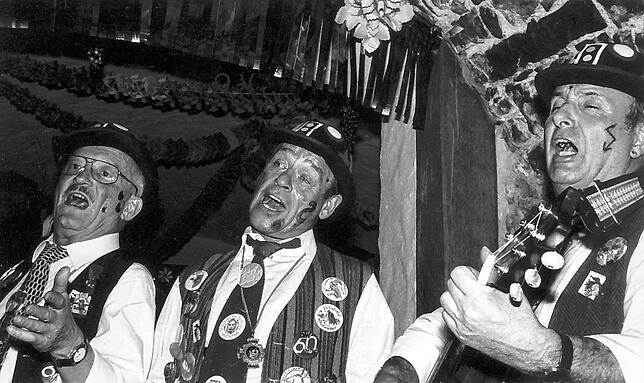 Hier ein Auftritt der Spittelsänger im Torstüblekeller in Villingen in der Besetzung Werner Hirt, Hans Messmer und Benne Sauter.