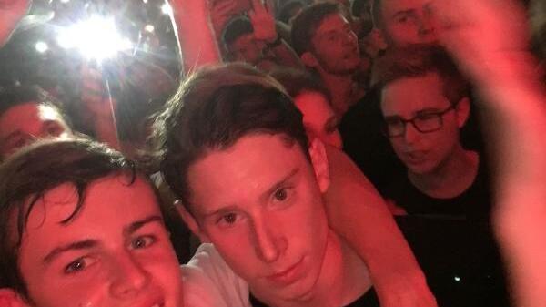 Selfie im Gedränge: Noah Schuler (l.) und Tom Pfeiffer beim Konzert.