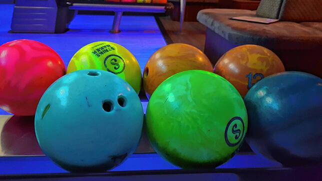 Im Kaitle kann man bei jedem Wetter bunte Kugeln über die Bowlingbahn fegen.