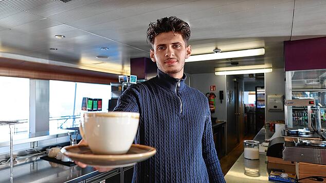 Auf der Fähre „Konstanz“ bedient Omran Alfalouji die Gäste – noch. Denn künftig soll auch diese Autofähre mit Automaten bestückt werden.