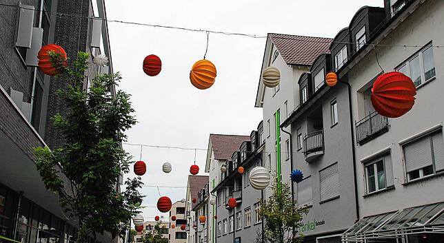 Bild 12: Versteckte grüne Ecken, bunte Lampions und Panoramablick: Wo sich Friedrichshafen von seiner schönsten Seite zeigt