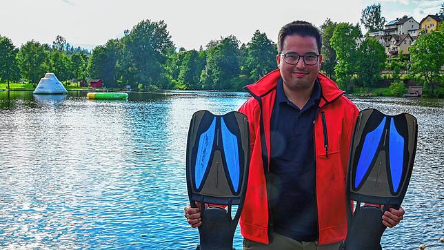Takumi Suzuki steht mit Schwimmflossen am Ufer des Klosterweihers. Der 26-Jährige ist einer der Einsatztaucher der DLRG, die vor einer ...