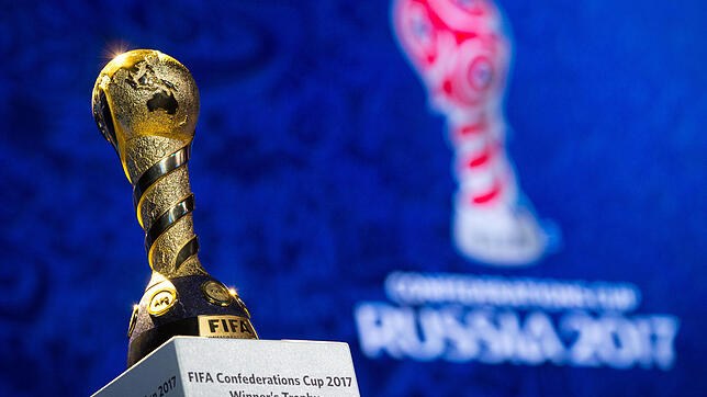 Der Pokal für den Sieger des Confed Cup 2017 steht am 25.11.2016 auf der Bühne in der Tennisakademie von Kasan, Russland, während einer ...