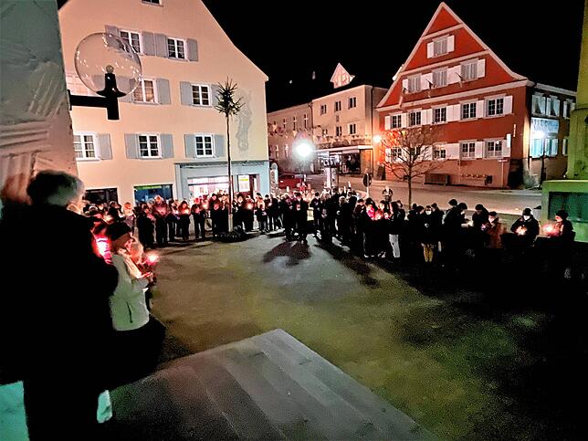 Bild 15: Tränen und Friedenslichter bei der Mahnwache in Stockach