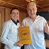 Chefköchin Emilia Magulla und Thomas Spitz vom See-Gourmet mit ihrem Siegerschild von „Mein Lokal, Dein Lokal“ am Bodensee.
