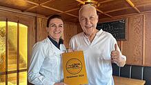 Chefköchin Emilia Magulla und Thomas Spitz vom See-Gourmet mit ihrem Siegerschild von „Mein Lokal, Dein Lokal“ am Bodensee.
