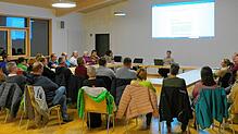 Bei der Versammlung im Sitzungssaal des Feuerwehrhauses in Sauldorf geht es um die  Benutzungsordnung für das Bürgerhaus.
