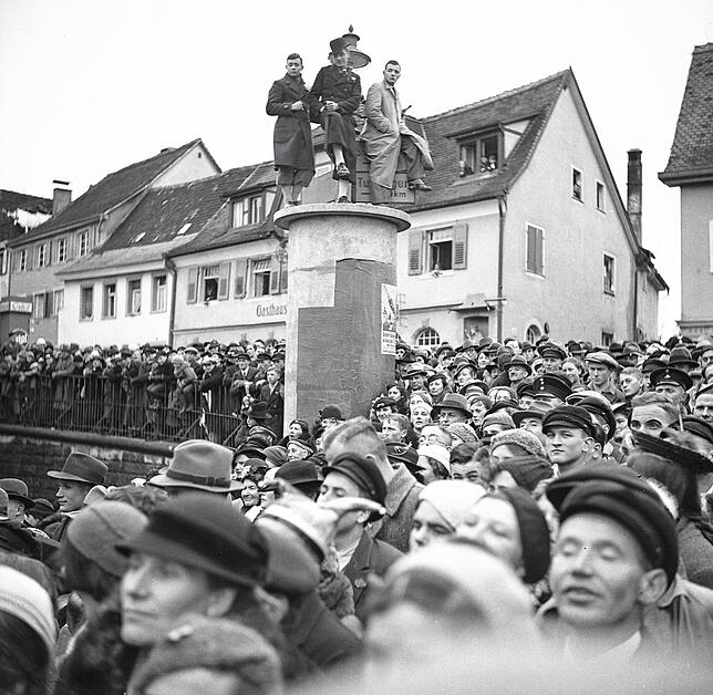 Menschenmassen an der Ecke Hauptstraße/Winterspürerstraße.