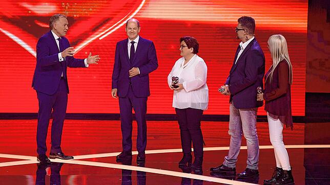 Bei der TV-Spendengala „Ein Herz für Kinder“ (von links): Johannes B. Kerner, Olaf Scholz, die Kinderkrankenschwester ...
