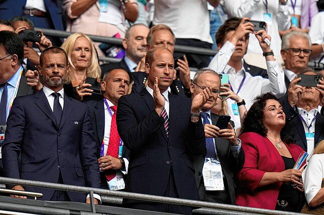 Prinz William applaudiert neben Aleksander Ceferin (l), Präsident der UEFA, vor Spielbeginn.